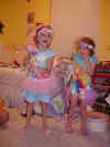 web_20051014girlsballet2.JPG (47085 bytes)