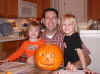 web_20051031-018dadgirlspumpkin.JPG (53692 bytes)